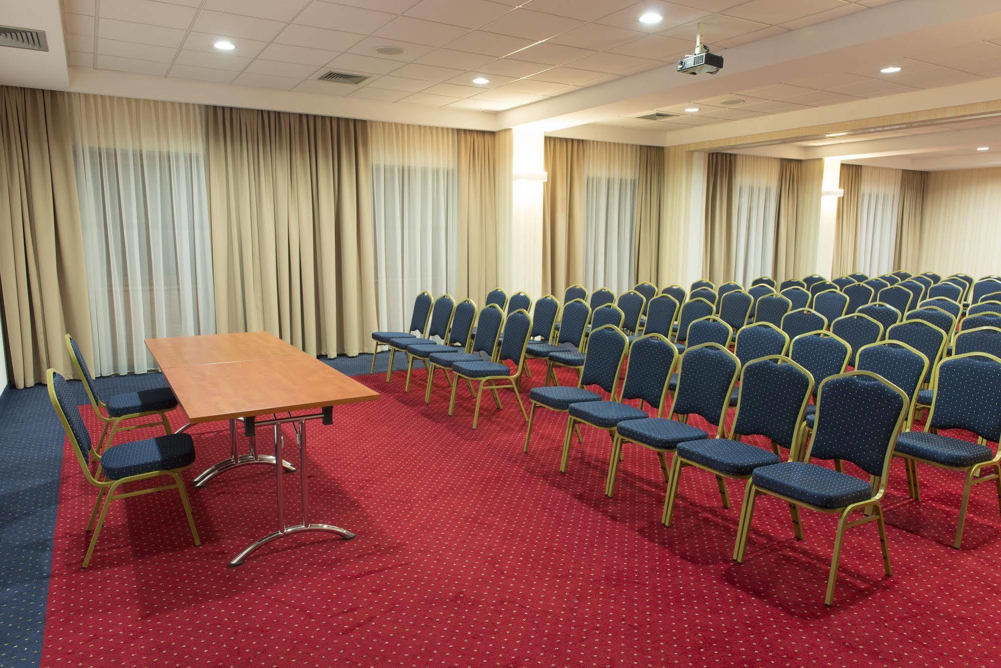 Business Hotel Vega วรอตซวาฟ ภายนอก รูปภาพ